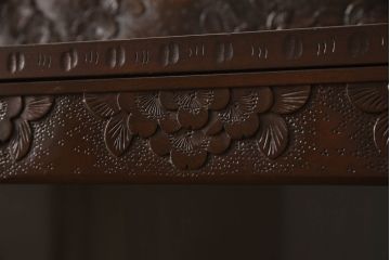 中古　軽井沢彫り　隅々まで施された桜の意匠とシックな色合いが美しいブックケース(本箱、サイドキャビネット、飾り棚、収納棚、戸棚)(R-062361)