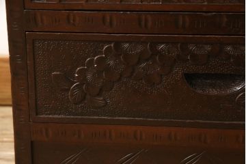 中古　軽井沢彫り　隅々まで施された桜の意匠とシックな色合いが美しいブックケース(本箱、サイドキャビネット、飾り棚、収納棚、戸棚)(R-062361)