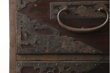 和製アンティーク　中部桐材　古びた金具が趣深い雰囲気を醸し出す佐渡箪笥ローボード(八幡箪笥、衣装タンス、引き出し、時代箪笥、収納たんす、ローチェスト)(R-062366)