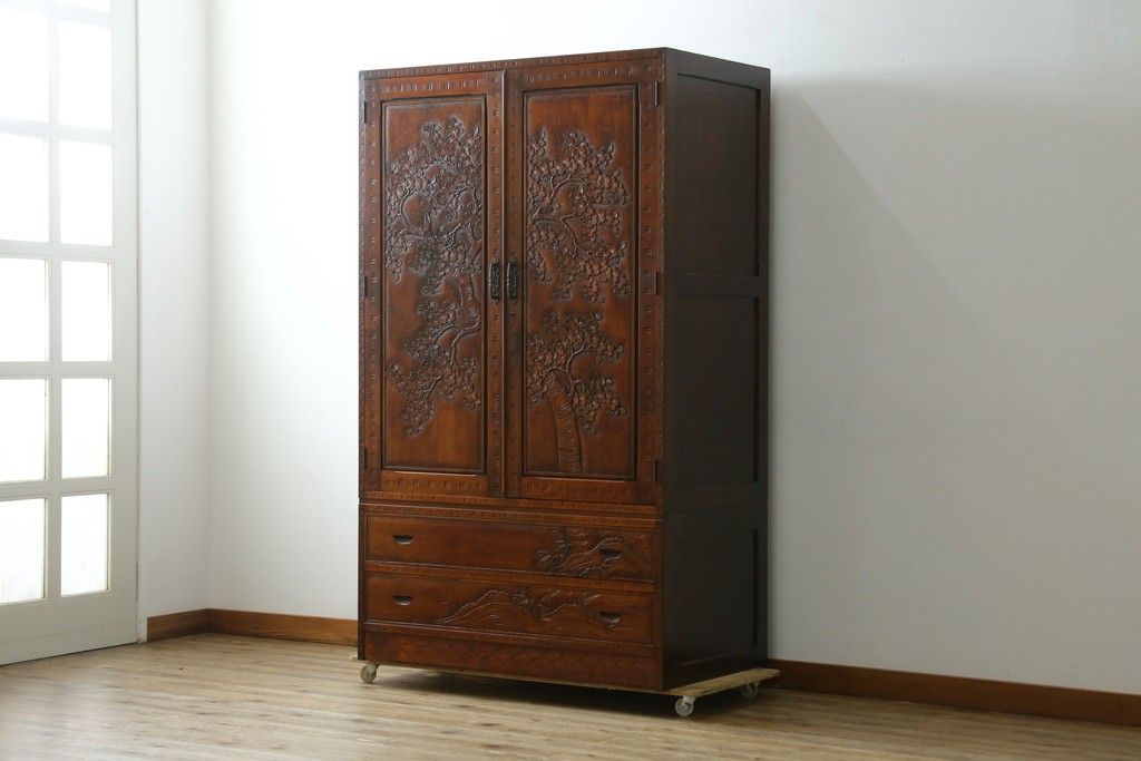 中古　美品　軽井沢彫り　凛と佇む桜の姿が彫刻されたワードローブ　(R-062368)