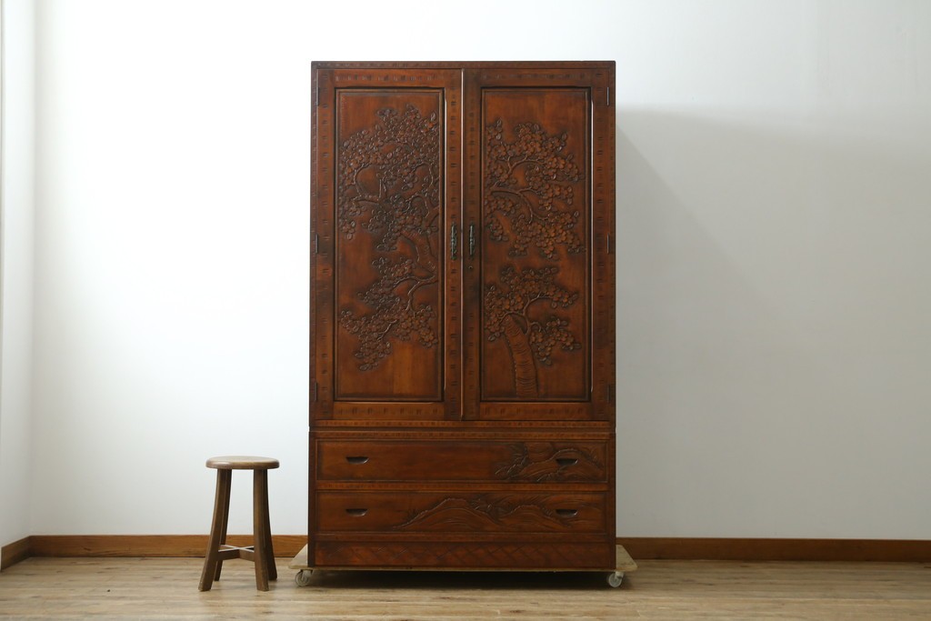 中古　美品　軽井沢彫り　凛と佇む桜の姿が彫刻されたワードローブ　(R-062368)