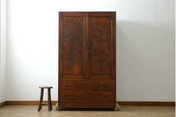 中古　美品　軽井沢彫り　凛と佇む桜の姿が彫刻されたワードローブ　(R-062368)