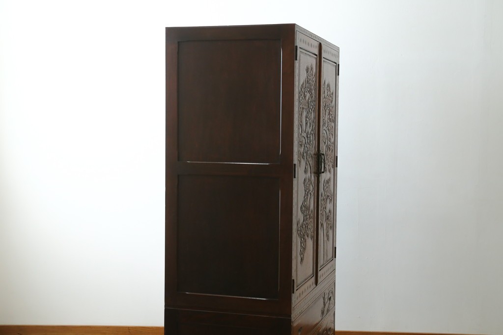 中古　美品　軽井沢彫り　凛と佇む桜の姿が彫刻されたワードローブ　(R-062368)