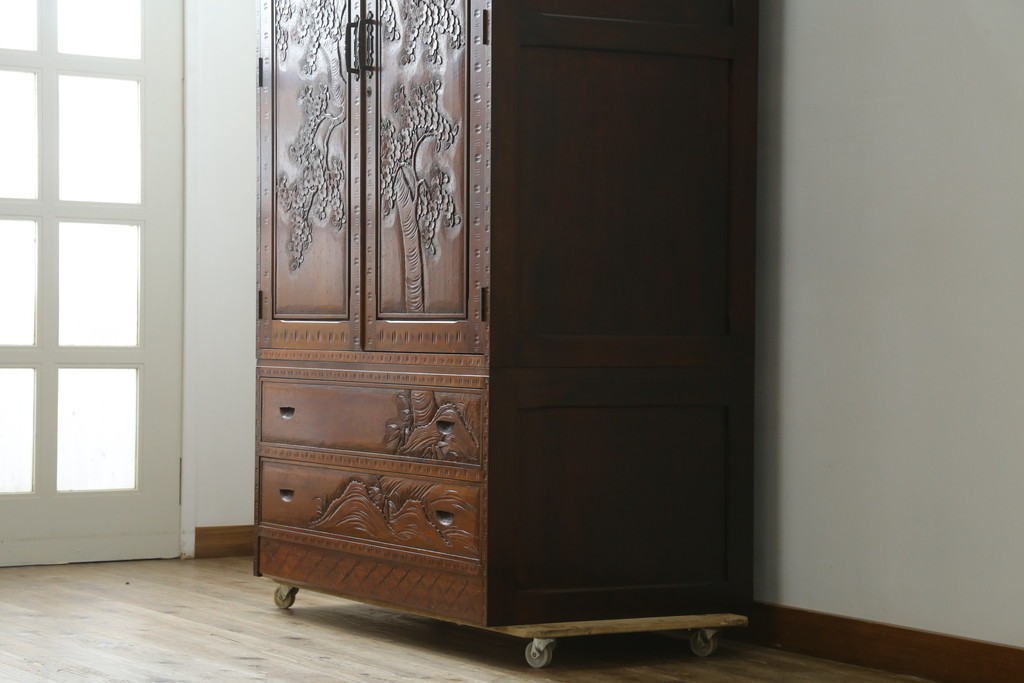 中古　美品　軽井沢彫り　凛と佇む桜の姿が彫刻されたワードローブ　(R-062368)