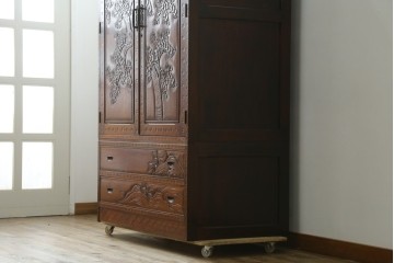 中古　美品　軽井沢彫り　凛と佇む桜の姿が彫刻されたワードローブ　(R-062368)
