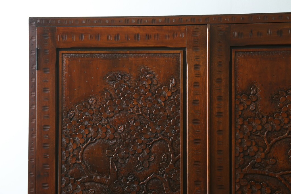 中古　美品　軽井沢彫り　凛と佇む桜の姿が彫刻されたワードローブ　(R-062368)
