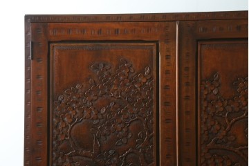 中古　美品　軽井沢彫り　凛と佇む桜の姿が彫刻されたワードローブ　(R-062368)