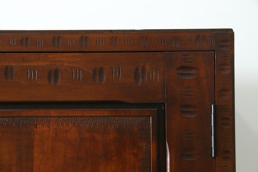 中古　美品　軽井沢彫り　凛と佇む桜の姿が彫刻されたワードローブ　(R-062368)