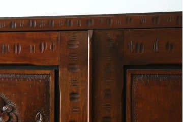 中古　美品　軽井沢彫り　凛と佇む桜の姿が彫刻されたワードローブ　(R-062368)