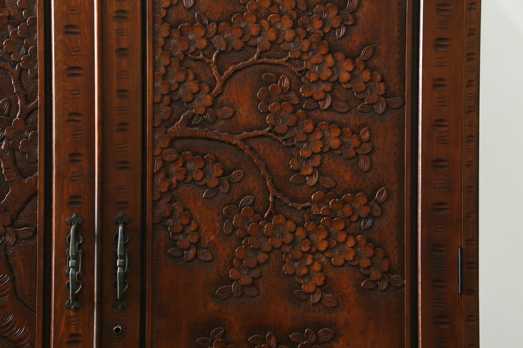 中古　美品　軽井沢彫り　凛と佇む桜の姿が彫刻されたワードローブ　(R-062368)