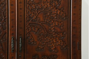 中古　美品　軽井沢彫り　凛と佇む桜の姿が彫刻されたワードローブ　(R-062368)