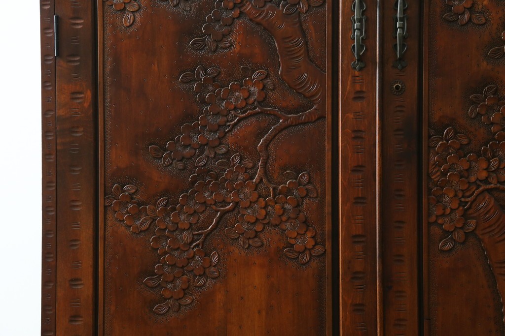 中古　美品　軽井沢彫り　凛と佇む桜の姿が彫刻されたワードローブ　(R-062368)