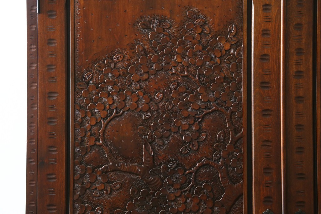 中古　美品　軽井沢彫り　凛と佇む桜の姿が彫刻されたワードローブ　(R-062368)