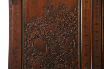 中古　美品　軽井沢彫り　凛と佇む桜の姿が彫刻されたワードローブ　(R-062368)