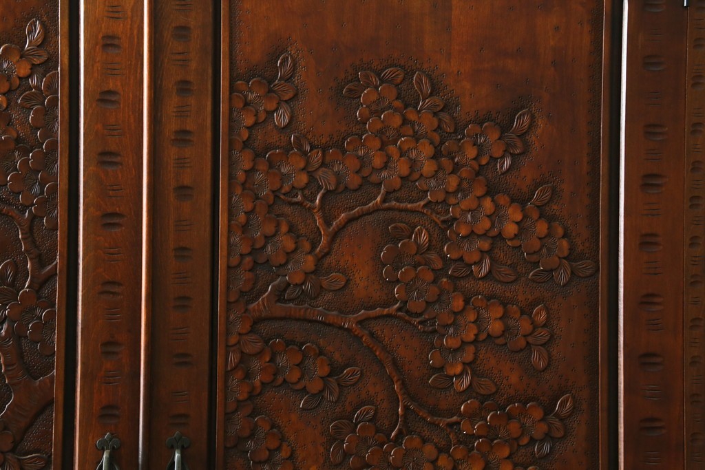 中古　美品　軽井沢彫り　凛と佇む桜の姿が彫刻されたワードローブ　(R-062368)