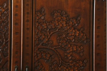 中古　美品　軽井沢彫り　凛と佇む桜の姿が彫刻されたワードローブ　(R-062368)