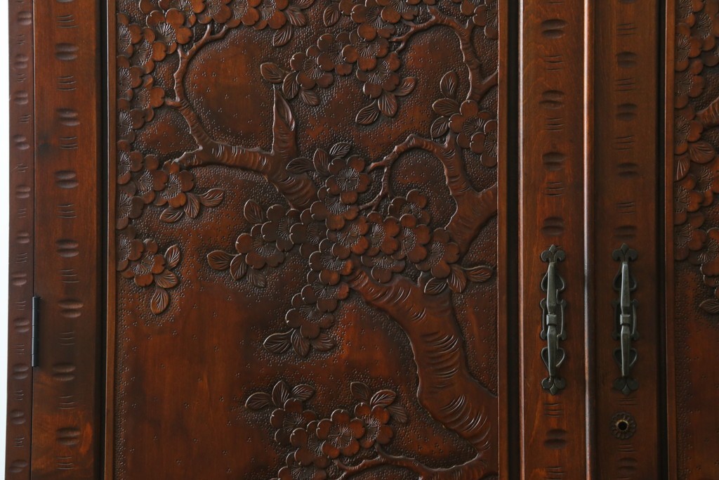 中古　美品　軽井沢彫り　凛と佇む桜の姿が彫刻されたワードローブ　(R-062368)