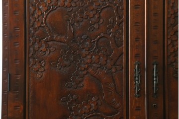 中古　美品　軽井沢彫り　凛と佇む桜の姿が彫刻されたワードローブ　(R-062368)