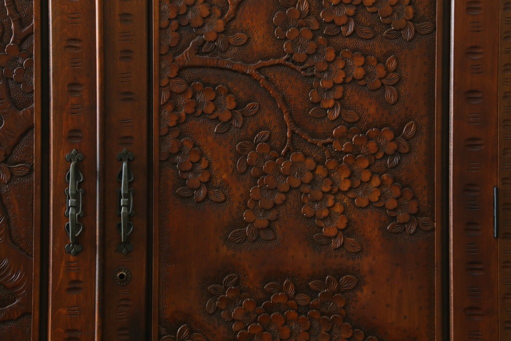 中古　美品　軽井沢彫り　凛と佇む桜の姿が彫刻されたワードローブ　(R-062368)