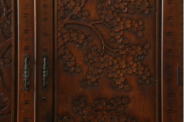 中古　美品　軽井沢彫り　凛と佇む桜の姿が彫刻されたワードローブ　(R-062368)