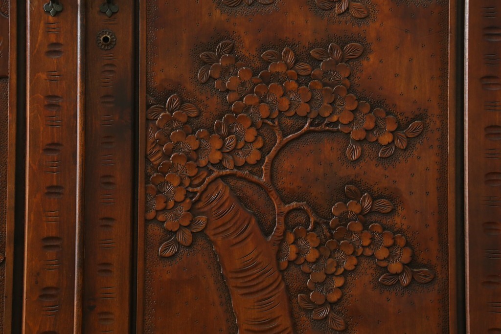 中古　美品　軽井沢彫り　凛と佇む桜の姿が彫刻されたワードローブ　(R-062368)