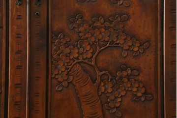 中古　美品　軽井沢彫り　凛と佇む桜の姿が彫刻されたワードローブ　(R-062368)