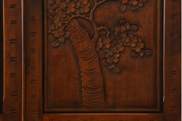 中古　美品　軽井沢彫り　凛と佇む桜の姿が彫刻されたワードローブ　(R-062368)