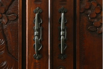 中古　美品　軽井沢彫り　凛と佇む桜の姿が彫刻されたワードローブ　(R-062368)
