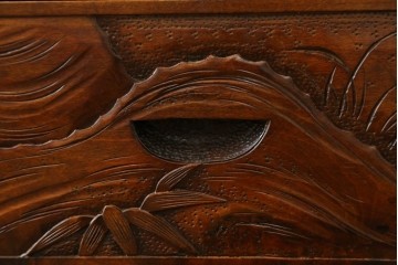 中古　美品　軽井沢彫り　凛と佇む桜の姿が彫刻されたワードローブ　(R-062368)