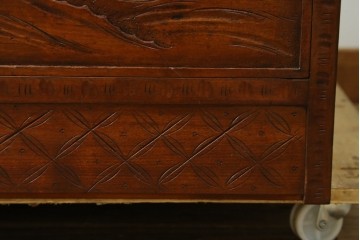 中古　美品　軽井沢彫り　凛と佇む桜の姿が彫刻されたワードローブ　(R-062368)
