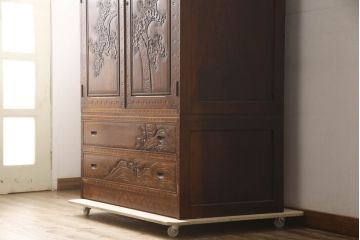 中古　美品　軽井沢彫り　凛と佇む桜の姿が彫刻されたワードローブ(洋服タンス、引き出し、キャビネット、収納棚、戸棚)(R-062368)