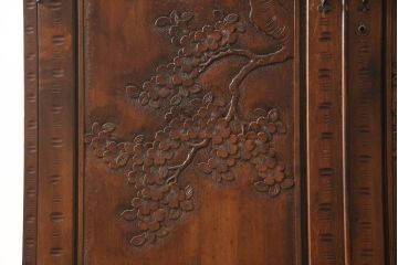 中古　美品　軽井沢彫り　凛と佇む桜の姿が彫刻されたワードローブ(洋服タンス、引き出し、キャビネット、収納棚、戸棚)(R-062368)