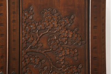 中古　美品　軽井沢彫り　凛と佇む桜の姿が彫刻されたワードローブ(洋服タンス、引き出し、キャビネット、収納棚、戸棚)(R-062368)