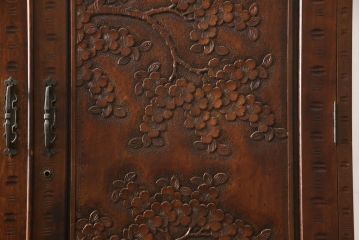 中古　美品　軽井沢彫り　凛と佇む桜の姿が彫刻されたワードローブ(洋服タンス、引き出し、キャビネット、収納棚、戸棚)(R-062368)
