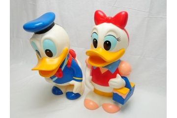 当時物　三菱銀行　ノベルティー　ソフビ　2体セット　遠足姿　レトロな表情が可愛いドナルド&デイジーの古い貯金箱(カウンター用、店頭用、企業物、非売品、コインバンク、ディズニー)(R-062374)