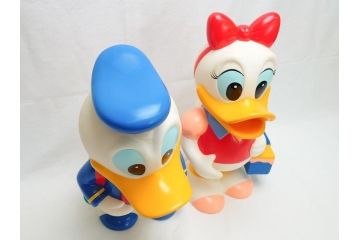当時物　三菱銀行　ノベルティー　ソフビ　2体セット　遠足姿　レトロな表情が可愛いドナルド&デイジーの古い貯金箱(カウンター用、店頭用、企業物、非売品、コインバンク、ディズニー)(R-062374)
