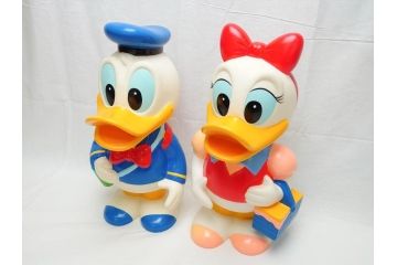 当時物　三菱銀行　ノベルティー　ソフビ　2体セット　遠足姿　レトロな表情が可愛いドナルド&デイジーの古い貯金箱(カウンター用、店頭用、企業物、非売品、コインバンク、ディズニー)(R-062375)