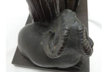 TAKEZO　新海竹蔵　ブロンズ　穏やかな表情の女性と羊の置物(置き物、近代彫刻)(R-062376)