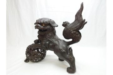 明治期　古銅　塗金　特大　鞠獅子　玉乗り　香炉　勇ましく異彩を放つ表情に惹きつけられる獅子の置物(玉獅子、置き物、仏具、インテリア、ディスプレイ)(R-062382)