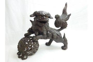 明治期　古銅　塗金　特大　鞠獅子　玉乗り　香炉　勇ましく異彩を放つ表情に惹きつけられる獅子の置物(玉獅子、置き物、仏具、インテリア、ディスプレイ)(R-062382)