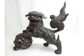 明治期　古銅　塗金　特大　鞠獅子　玉乗り　香炉　勇ましく異彩を放つ表情に惹きつけられる獅子の置物(玉獅子、置き物、仏具、インテリア、ディスプレイ)(R-062382)