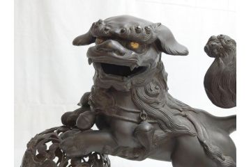 明治期　古銅　塗金　特大　鞠獅子　玉乗り　香炉　勇ましく異彩を放つ表情に惹きつけられる獅子の置物(玉獅子、置き物、仏具、インテリア、ディスプレイ)(R-062382)
