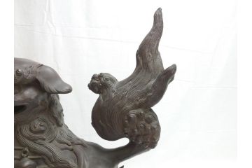 明治期　古銅　塗金　特大　鞠獅子　玉乗り　香炉　勇ましく異彩を放つ表情に惹きつけられる獅子の置物(玉獅子、置き物、仏具、インテリア、ディスプレイ)(R-062382)