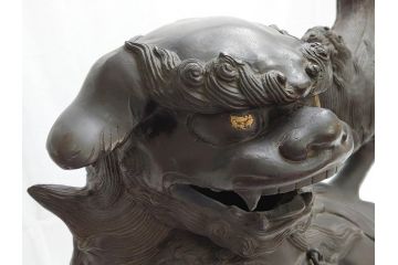 明治期　古銅　塗金　特大　鞠獅子　玉乗り　香炉　勇ましく異彩を放つ表情に惹きつけられる獅子の置物(玉獅子、置き物、仏具、インテリア、ディスプレイ)(R-062382)