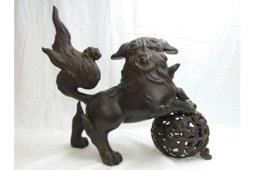 明治期　古銅　塗金　特大　鞠獅子　玉乗り　香炉　勇ましく異彩を放つ表情に惹きつけられる獅子の置物(玉獅子、置き物、仏具、インテリア、ディスプレイ)(R-062382)