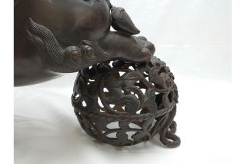 明治期　古銅　塗金　特大　鞠獅子　玉乗り　香炉　勇ましく異彩を放つ表情に惹きつけられる獅子の置物(玉獅子、置き物、仏具、インテリア、ディスプレイ)(R-062382)