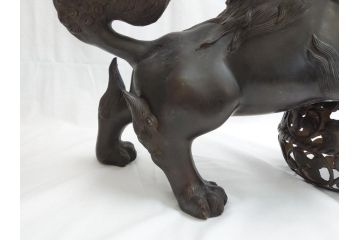 明治期　古銅　塗金　特大　鞠獅子　玉乗り　香炉　勇ましく異彩を放つ表情に惹きつけられる獅子の置物(玉獅子、置き物、仏具、インテリア、ディスプレイ)(R-062382)