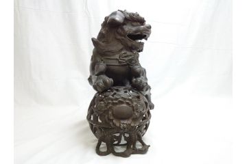 明治期　古銅　塗金　特大　鞠獅子　玉乗り　香炉　勇ましく異彩を放つ表情に惹きつけられる獅子の置物(玉獅子、置き物、仏具、インテリア、ディスプレイ)(R-062382)