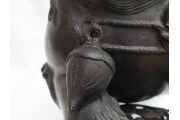 明治期　古銅　塗金　特大　鞠獅子　玉乗り　香炉　勇ましく異彩を放つ表情に惹きつけられる獅子の置物(玉獅子、置き物、仏具、インテリア、ディスプレイ)(R-062382)