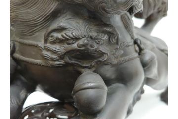 明治期　古銅　塗金　特大　鞠獅子　玉乗り　香炉　勇ましく異彩を放つ表情に惹きつけられる獅子の置物(玉獅子、置き物、仏具、インテリア、ディスプレイ)(R-062382)